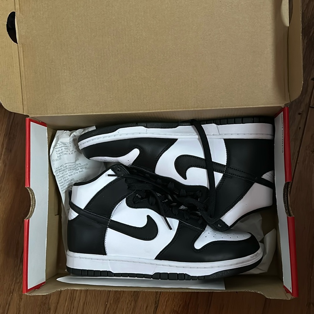 NIB NIKE W DUNK HIGH SIZE 9. Brand new